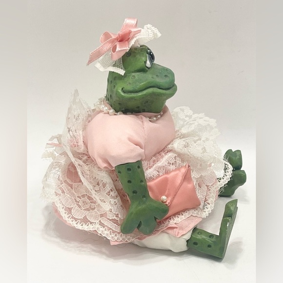 Country Folk Pinkykins Frog Shelf Sitter Decor 5.5” Toad Pink Resin Dress Fancy - Picture 2 of 6